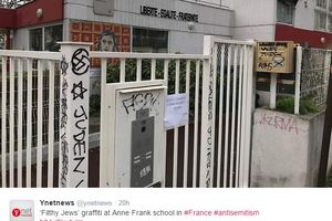 (FOTO) FRANCUSKI FAŠISTI NAPALI NA DECU: Iscrtali kukaste krstove na vrtiću Ane Frank!