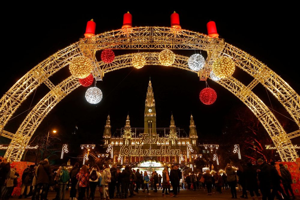 (VIDEO) SVE BLJEŠTI U BEČU: Grad raskošno ukrašen za Božić, turisti očarani!