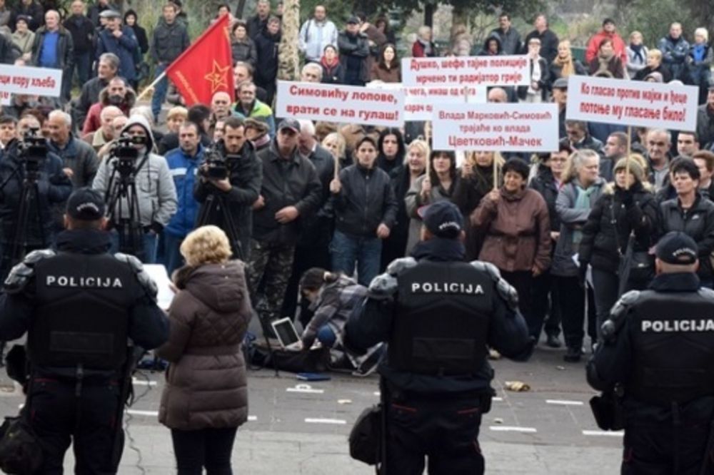 (FOTO) NOVI PROTESTI U PODGORICI Peković: Vlada je takla tamo gde nije smela, u našu decu!
