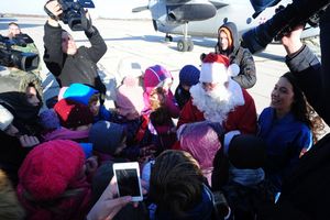 (FOTO) NAJRADOSNIJI DAN NA AERODROMU BATAJNICA: Deda Mraz sleteo i mališanima podelio poklone!
