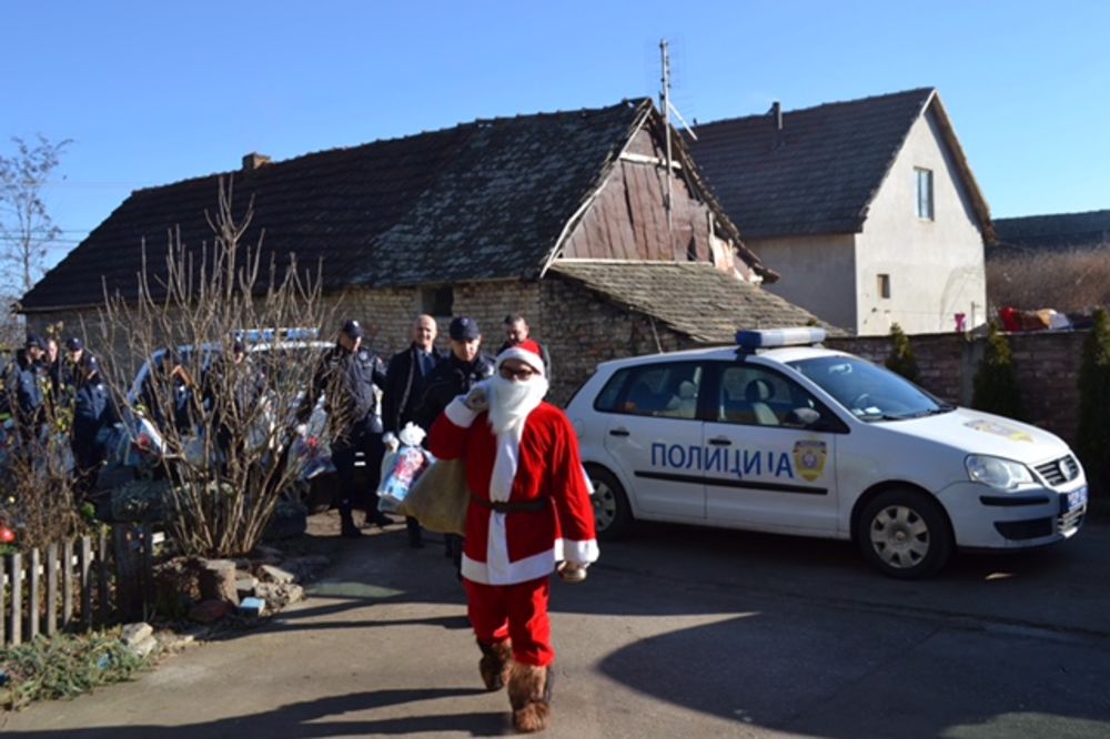 IZNENAĐENJE: Policija iz Vrbasa organizovala posetu Deda Mraza deci iz romskog naselja