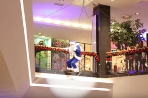 Deda Mraz skočio sa drugog sprata tržnog centra u Beogradu