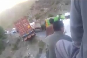 (VIDEO) OVO JE NAJJAČI VOZAČ NA SVETU: Svi su već videli kamion u provaliji!