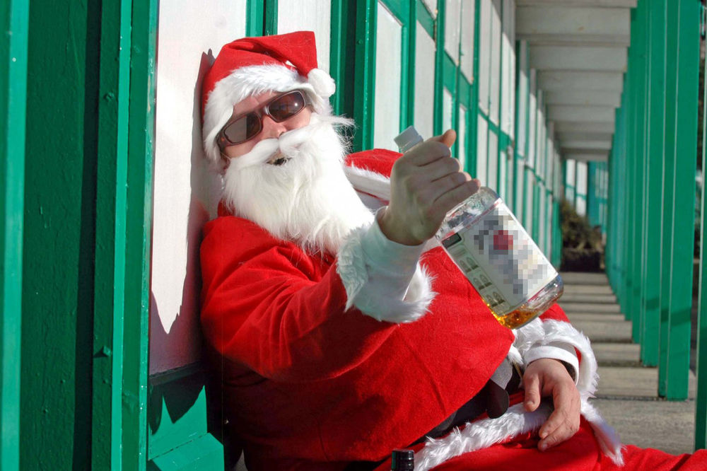 PREVIŠE VOTKE: Pijani Deda Mraz sa sekirom pokušao da provali kod komšija i urlao da će ga zapamtiti