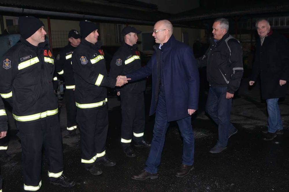 STANJE U NOVOM SADU REDOVNO: Gradonačelnik Vučević obišao dežurne policajce i vatrogasce