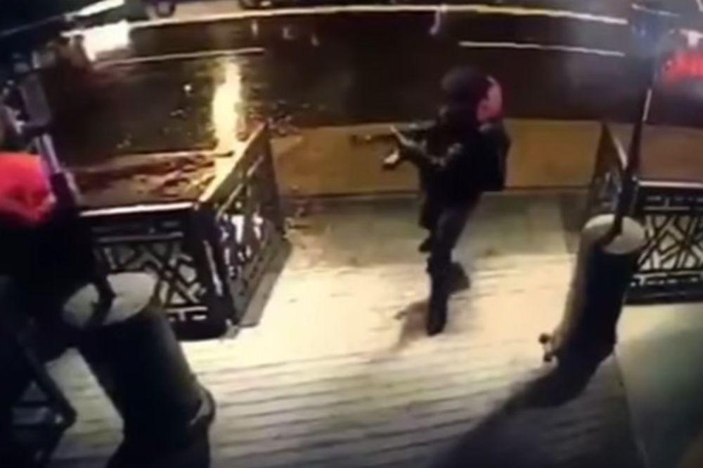 (UZNEMIRUJUĆI VIDEO) OVAKO JE POČEO NAPAD U ISTANBULU: Snimljeno kako je napadač krenuo u krvavi pir