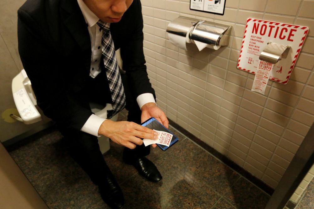 (VIDEO) ŠTA SU TO SADA SMISLILI? JAPANCI izumeli papir za brisanje MOBILNIH TELEFONA u toaletima!