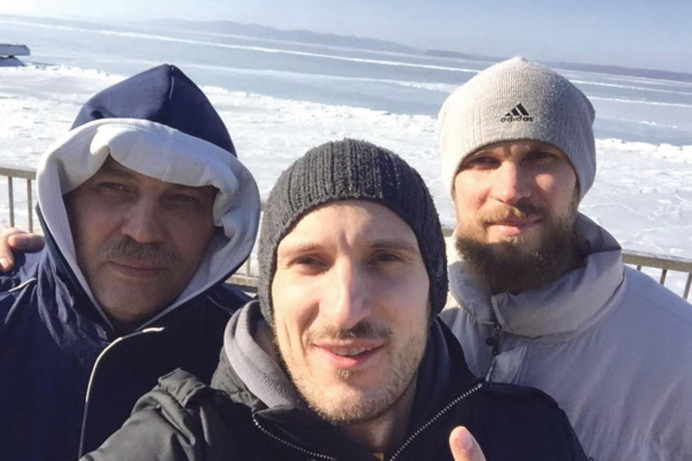 (VIDEO) ZOVU GA SRPSKI KALAŠNJIKOV Nikola je zvezda u Sibiru: Lepojević razbija i na - 50 stepeni!