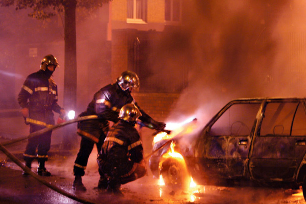 (VIDEO) CRNI BILANS U FRANCUSKOJ: U najluđoj noći spalili čak 945 automobila
