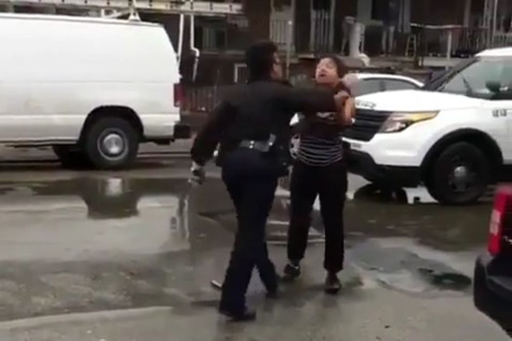 (VIDEO) POLICAJKA SUROVO PREBILA TINEJDŽERKU: Klinka u pritvoru, službenica pod istragom
