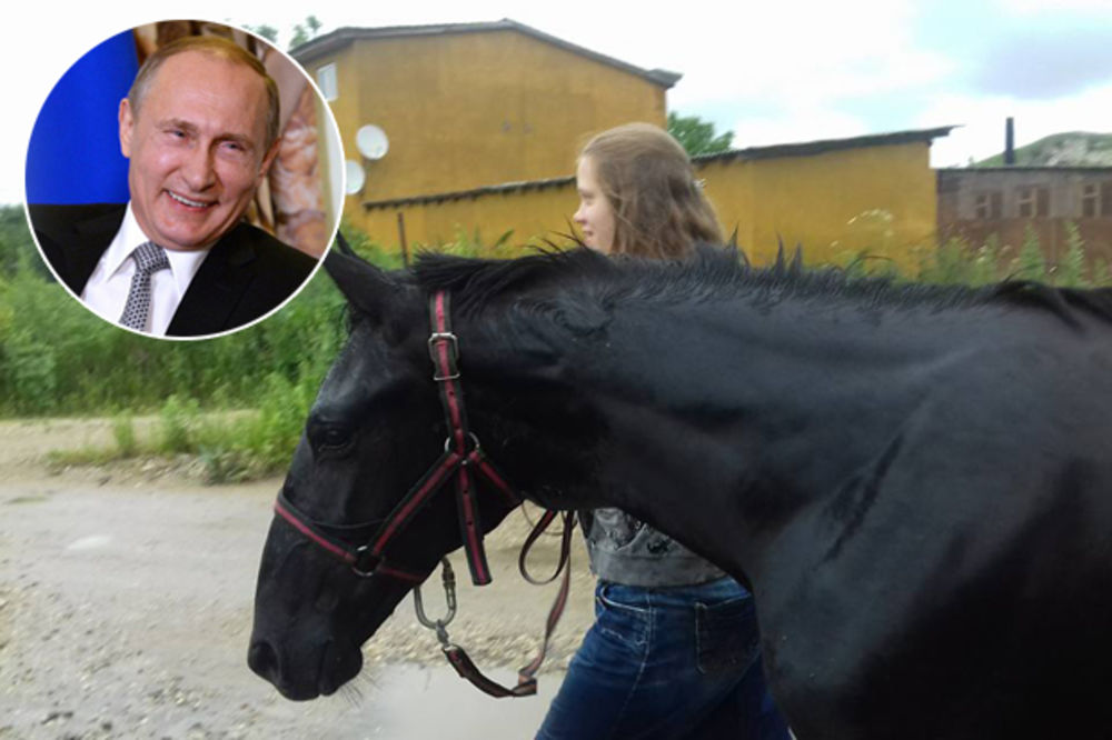 (VIDEO) PUTIN BOLJI I OD DEDA MRAZA: Ruski predsednik tinejdžerki poklonio predivnog konja!