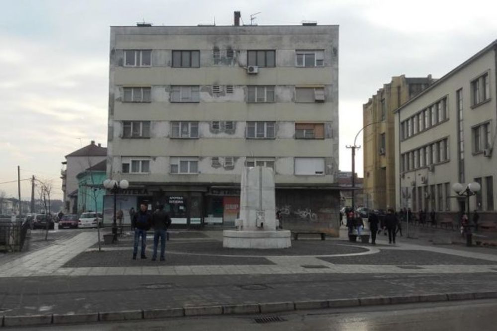 U SRED ZIME SUVE SLAVINE: Bolesni stanari leskovačkog solitera toče vodu sa javne česme