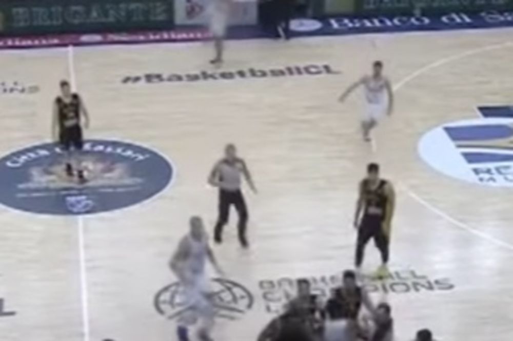 (VIDEO) LUDNICA U ITALIJI Navijač Dinama udario hrvatskog košarkaša, a onda je nastao HAOS na meču