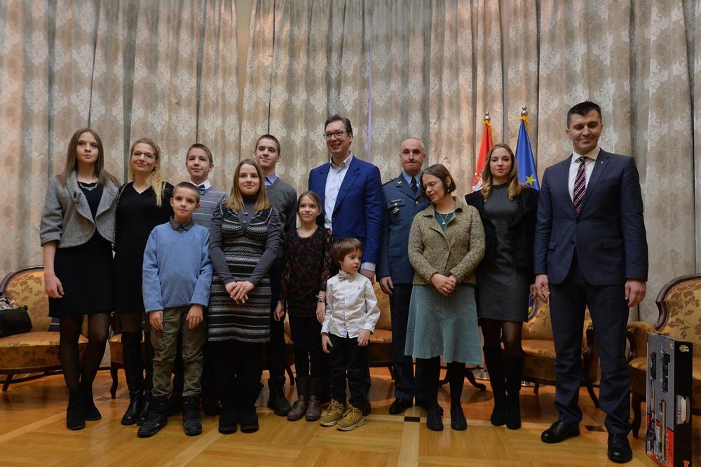ZAHVALNOST NA PREDANOM OBAVLJANJU DUŽNOSTI: Vučić primio pukovnika Stojiljkovića i njegovih 11 dece