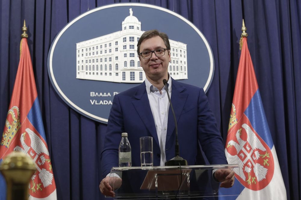 MIR BOŽIJI, HRISTOS SE RODI: Premijer Vučić čestitao vernicima Božić