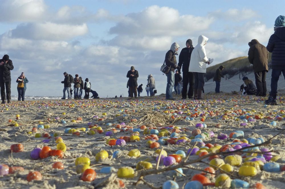 (VIDEO) KAKO SU SE SAMO DECA RADOVALA: More izbacilo hiljade kapsula sa igračkama iz čokoladnih jaja