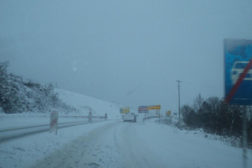 (FOTO) MEĆAVA I U VRANJU: 70 cm snega odseklo okolna sela, saobraćaj u blokadi