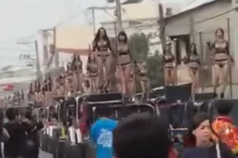 (VIDEO) ODLAZAK SA STILOM: Na sahrani političara igralo preko 50 striptizeta... LUDILO!