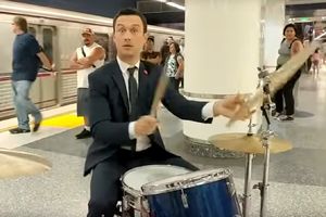 (VIDEO) GLASNO, GLASNIJE! Slavni glumac bubnjao na sred metro stanice... i NIKO ga nije PREPOZNAO!