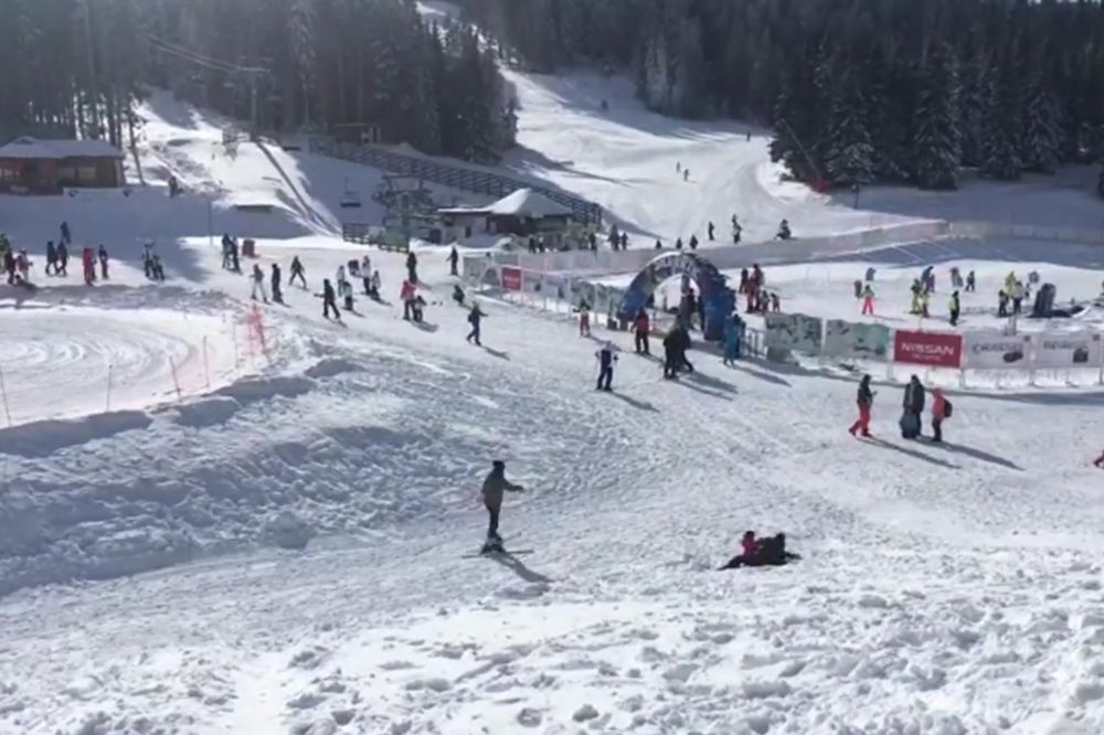 UŽIVANJE U ZIMSKIM SPORTOVIMA: MK Grupa odvela na Kopaonik decu sa KiM