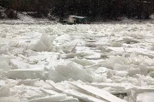 NOVI SAD: Razbijen ledeni čep na Dunavu kod Žeželjevog mosta