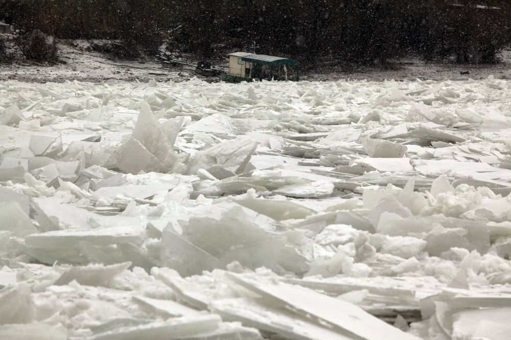NOVI SAD: Razbijen ledeni čep na Dunavu kod Žeželjevog mosta