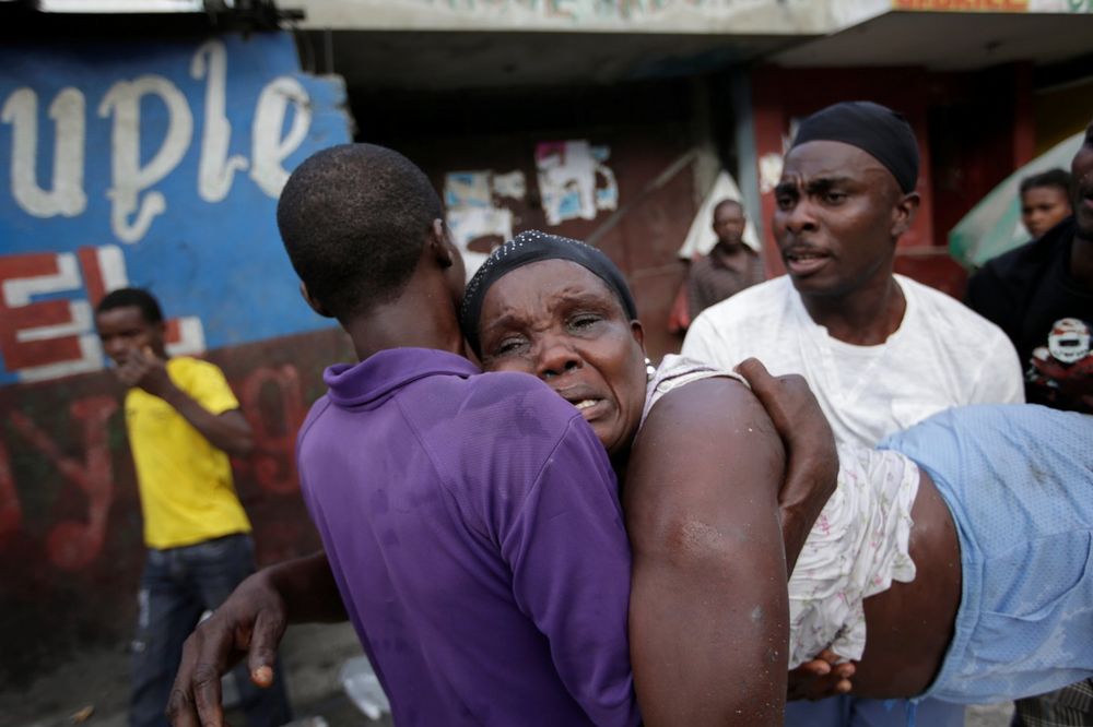 (UZNEMIRUJUĆI FOTO) STRAVIČAN SUDAR KAMIONA I AUTOBUSA: 20 mrtvih u saobraćajnoj nesreći na Haitiju!