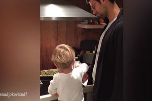 (VIDEO) NEVEROVATNO! MALI STEFAN VEĆ GOVORI DVA JEZIKA: Poslušajte razgovor Novaka i njegovog sina
