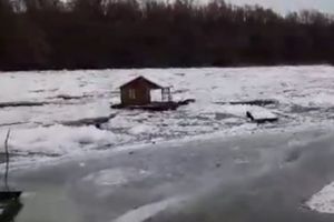 (VIDEO) NEVEROVATNA SCENA NA DRAVI: Reka odnela celu kućicu, traži se vlasnik!
