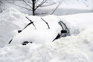 Kako da izvučete auto zaglavljen u snegu: Svaki vozač mora da zna!