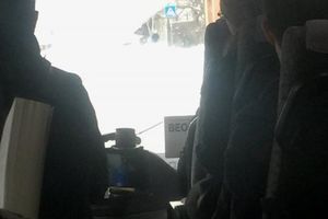 BAŠ GA BRIGA: Vozi autobus dok veje sneg i kuva kafu na rešou