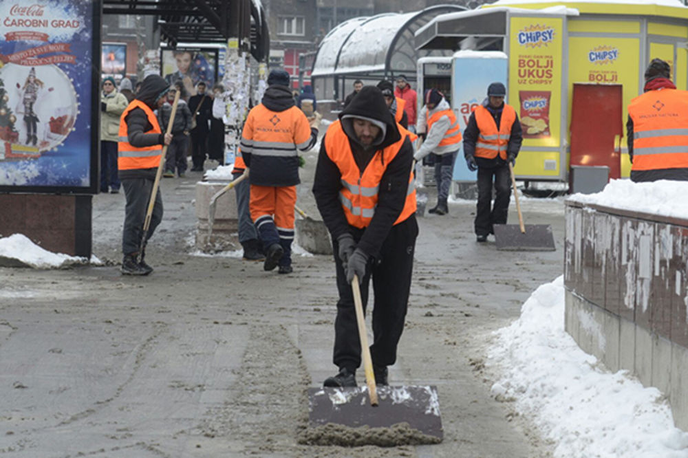 BEOGRAĐANI PAŽNJA: Za bacanje snega na javnu površinu takođe vam može doleteti kazna