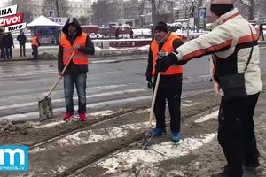 (KURIR TV) Korisnici socijalne pomoći čiste sneg na ulicama Beograda