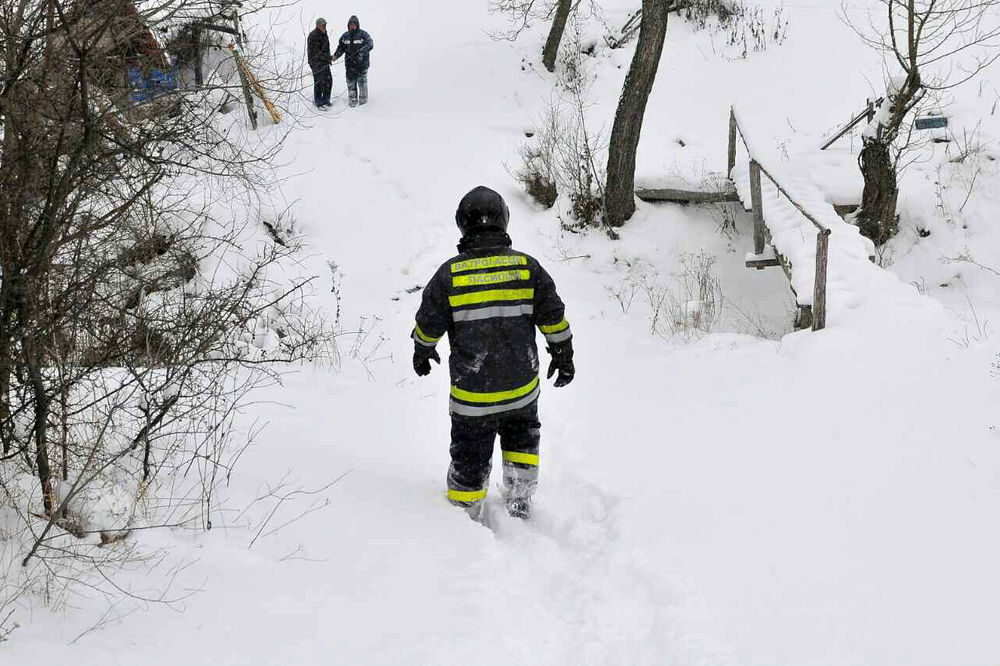 BRŽI OD BELE SMRTI: Gorska služba spasavanja evakuisala povređenu staricu iz zavejanog sela kod Babušnice