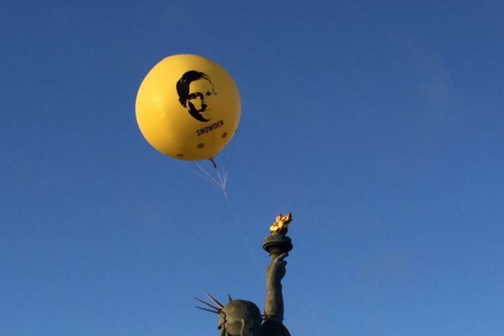 (VIDEO) TRAŽE POMILOVANJE: Balon sa Snoudenovim likom leteo nad Parizom