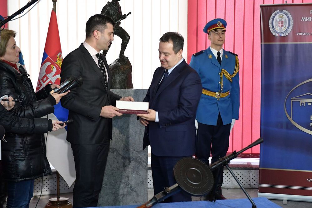 DAROVANA DVA RUSKA PUŠKOMITRALJEZA: Dačić lično uručio Vojnom muzeju Rogozinov poklon