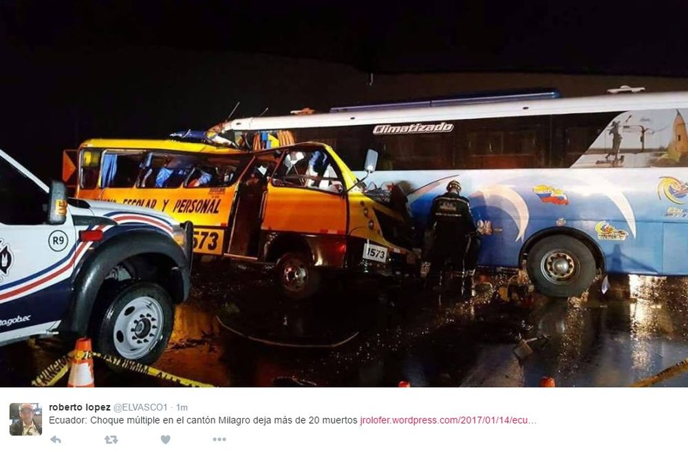 (FOTO) JEZIVA NESREĆA U EKVADORU: Najmanje 19 mrtvih u sudaru školskog u putničkog autobusa!