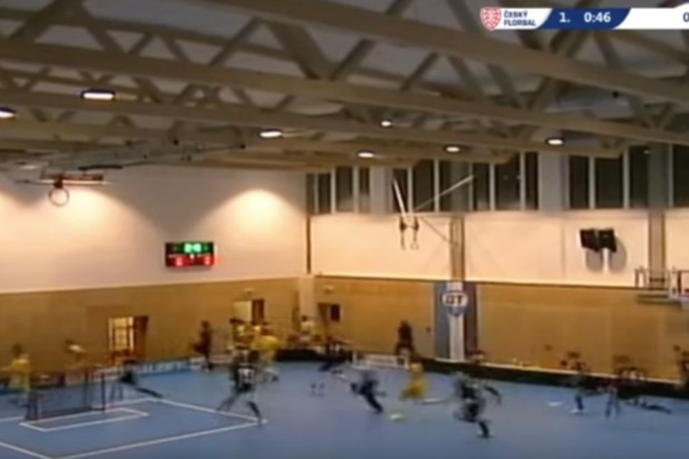 (VIDEO) DRAMA NA TERENU: Na češke sportiste se tokom utakmice srušio krov hale