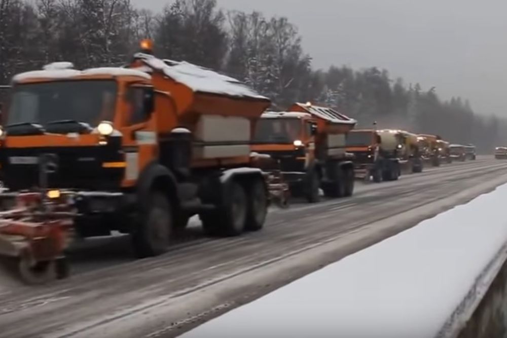 (VIDEO) OVAKO SE ČISTI SNEG: Ruski kamioni za uklanjanje snega hit na internetu