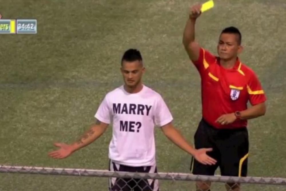 (VIDEO) I TO JE FUDBAL: Dao gol makazicama, zaprosio devojku, pa dobio žuti karton