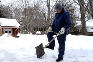 (KURIR TV) REŠENJE ZA VAŠE ZIMSKE MUKE! Kako da brzo i lako očistite sneg? Treba vam kanap i lopata