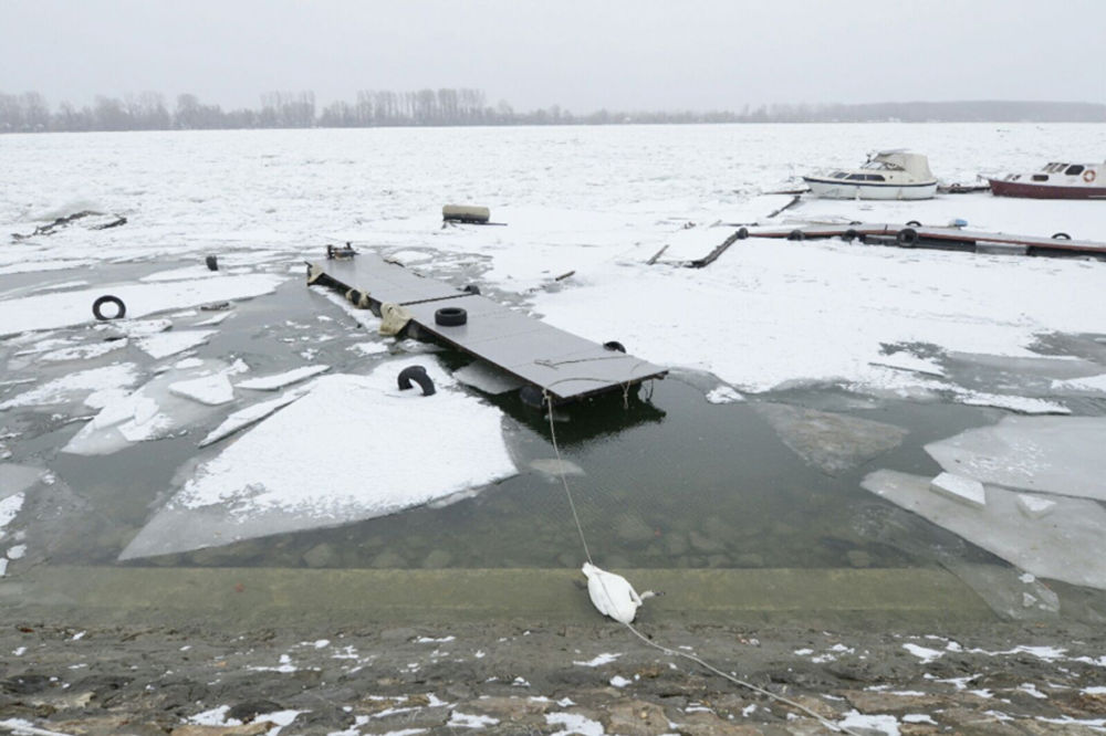 VODE VOJVODINE: Nizak vodostaj na Dunavu formirao led od Beograda do Novog Sada, ledolomci u akciji