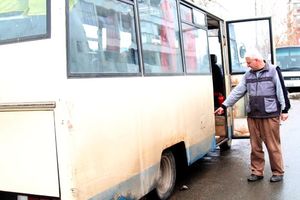 ALBANCI PONOVO NAPALI MEŠTANE SUVOG DOLA: Danas polomljeno vetrobransko staklo na minibusu