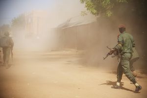 ČAK 47 LJUDI POGINULO U BOMBAŠKOM NAPADU:  Automobil bombom na vojnu bazu u Maliju