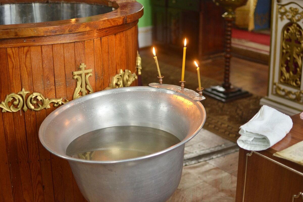 Святая вода не портится. Святая вода на крещение. Святая агиасма. Посуда для освященной воды. Крестят воду дома.