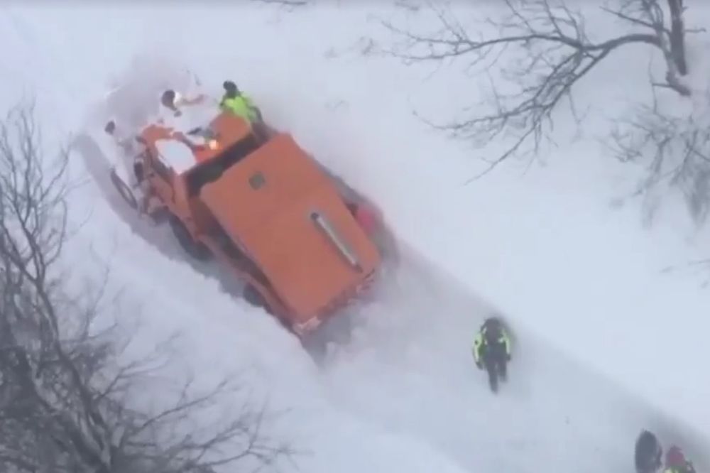 (VIDEO) SNIMAK TRAGEDIJE U ITALIJI IZ HELIKOPTERA: Pogledajte probijanje kroz sneg do nastradalih!