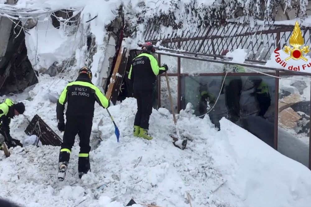 (VIDEO) SVE MANJE NADE DA IMA JOŠ PREŽIVELIH: U italijanskom hotelu u lavini nestale 24 osobe!
