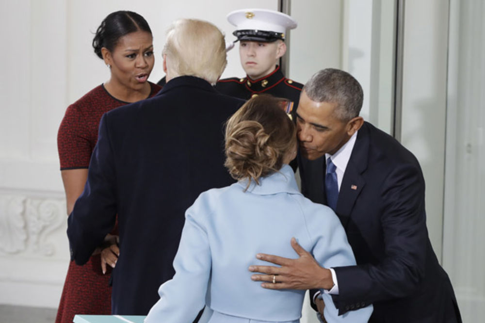 (FOTO PRIČA) LJUBLJENJE ZA ISTORIJU: Ovako je Tramp od Obame preuzeo Belu kuću!