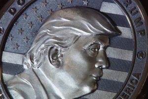 (FOTO) SPECIJALNA ČESTITKA IZ RUSIJE: Iskovali zlatnike i srebrnjake sa Trampovim likom!