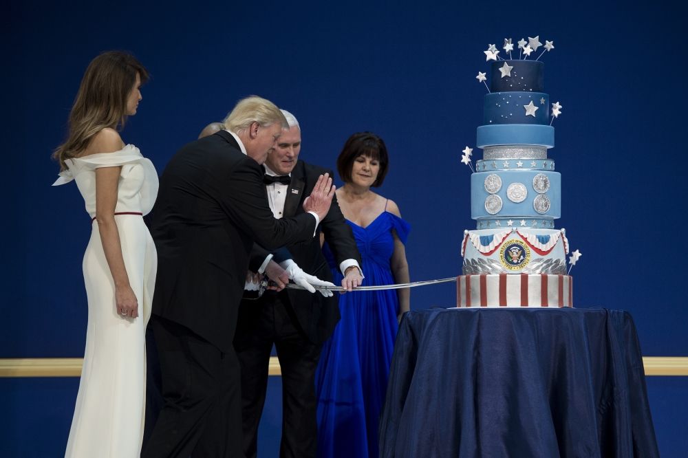 BRUKA NA BALU KOD DONALDA TRAMPA: Torta je kopija Obaminog kolača, a napravljena je od STIROPORA!